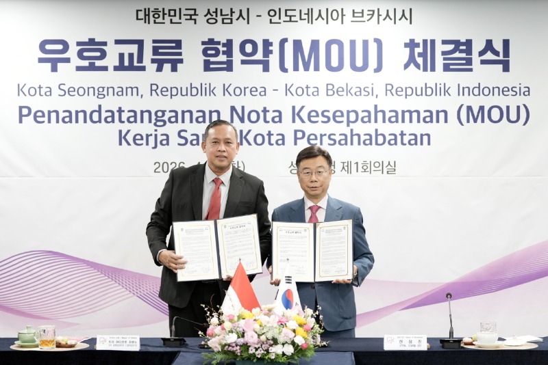 국제협력과-신상진 성남시장과 트리 아디안토 자효노(Tri Adhianto Tjahyono) 브카시 시장이 7일 시청 제1회의실에서 우호도시 협약을 체결하고 있다..jpg