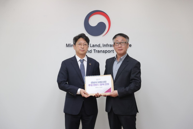 교통기획과-전재환 성남시 행정기획조정실장(오른쪽)이 19일 국토교통부 홍지선 제2차관과 만나 성남시 주요 교통 현안과 정책 건의 사항을 전달하고 있다..jpg