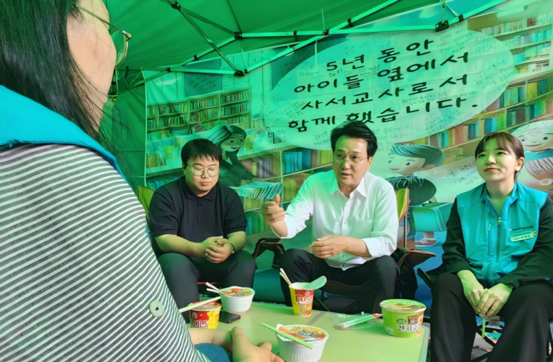 260605_유호준_의원__안민석_교육감_당선인과_‘교원+사서_기간제교사’_농성장_방문_(2).jpg