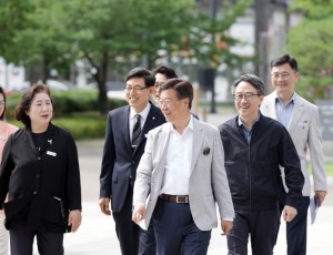 총무과-신상진 성남시장이 5일 업무 복귀 위해 성남시청으로 걸어오고 있다..jpg