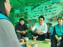 260605_유호준_의원__안민석_교육감_당선인과_‘교원+사서_기간제교사’_농성장_방문_(2).jpg width: 100%; height : 150px